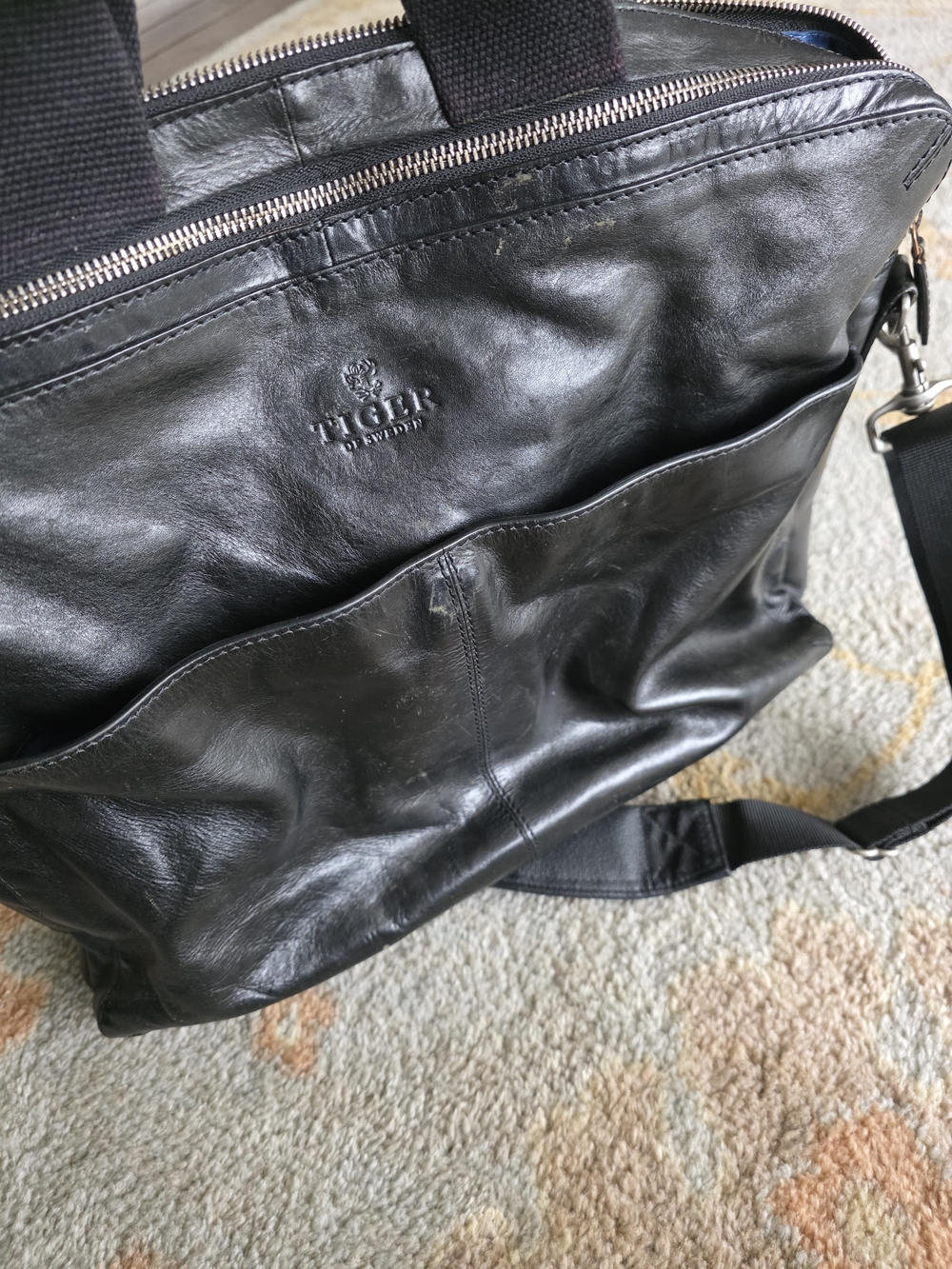 Classic Black Leather Bag with Removable Strap Tiger Of SWEDEN - Picture 8 of 8